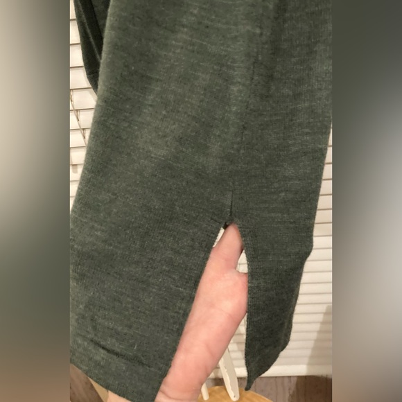 Ladies Size 1X Cathy Daniel’s Gray Top With Rhinestone Added To The  Neckline - Picture 8 of 16